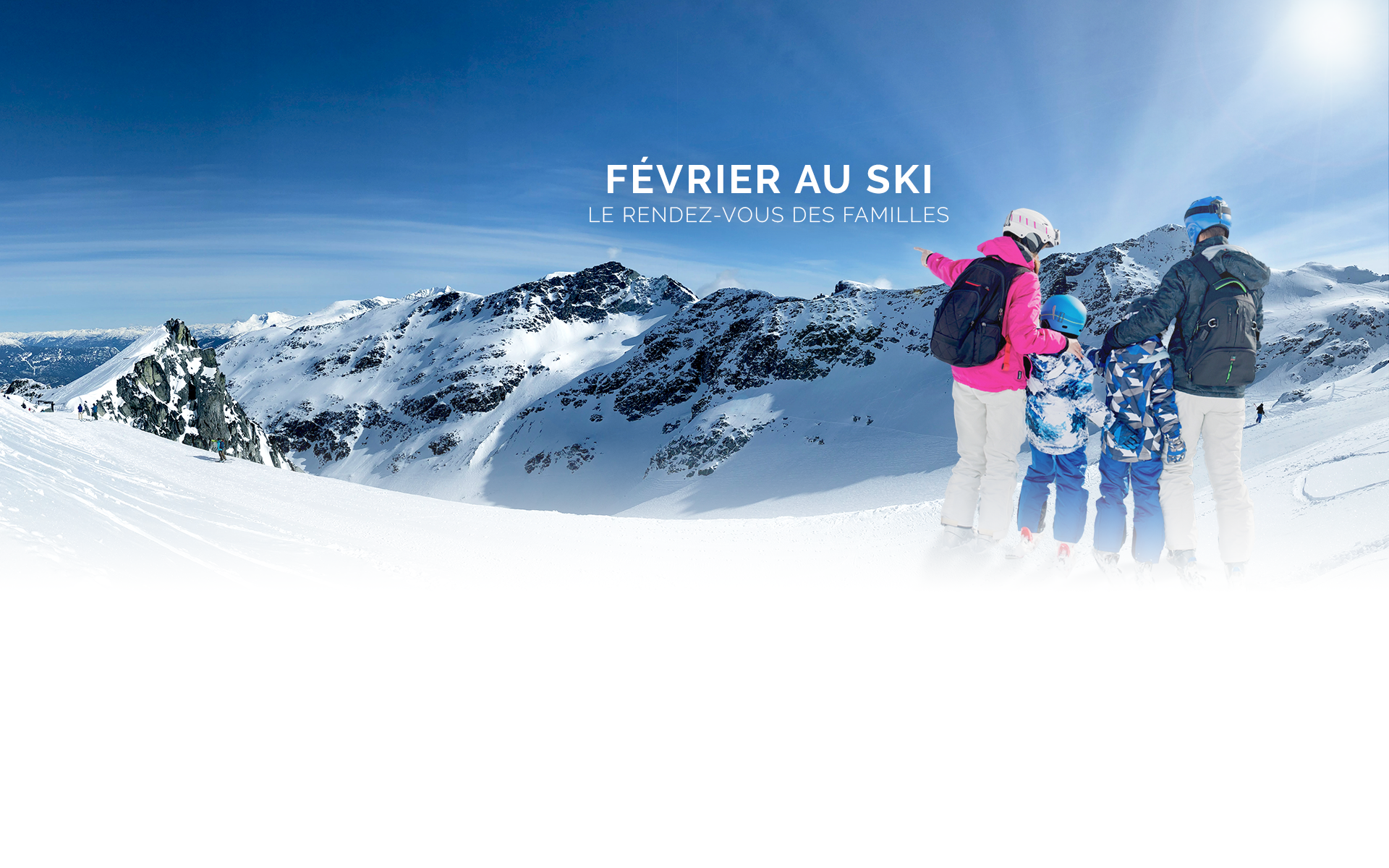 Voyage d'une famille au ski regardant les montagnes