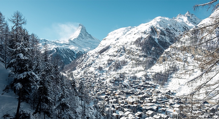 La station de Zermatt, en plein hiver et au coeur des Alpes