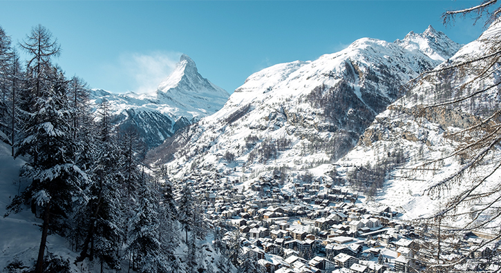 La station de Zermatt, en plein hiver et au coeur des Alpes