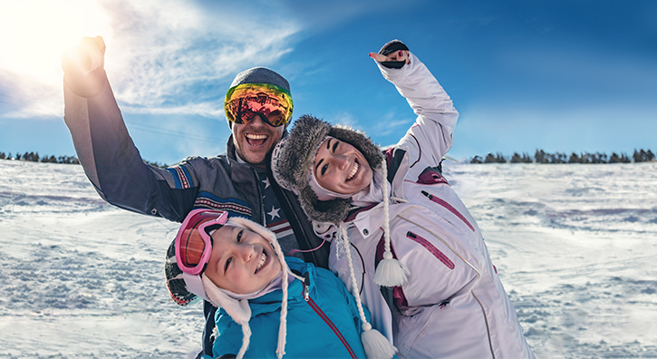 Image d'une famille au ski