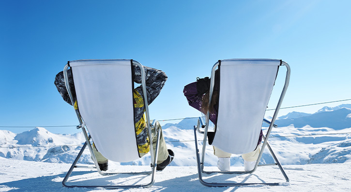 Un couple sur des transats au ski
