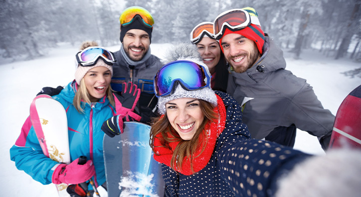 Des amis prenant un selfie au ski