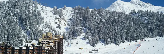 station de la Plagne Bellecôte avec en fond un paysage de montagnes enneigées
