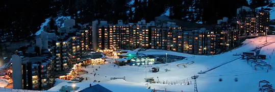 Station de la Plagne Bellecôte de nuit éclairée par ses lumières