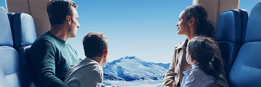 Famille profitant de la vue face à un paysage montagneux sous la neige
