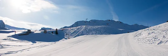 Piste de ski enneigée