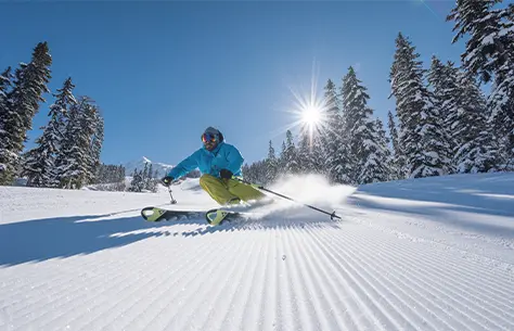 Un homme qui fait du ski sur une piste