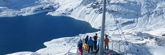 un paysage de montagne enneigée et un lac