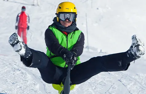 un enfant qui s'amuse dans la neige