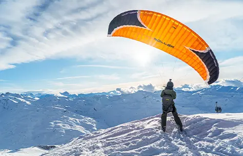 un homme qui pratique un sport extrême à la montagne