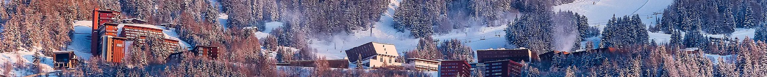 Station des Arcs 1600 dans la forêt enneigée