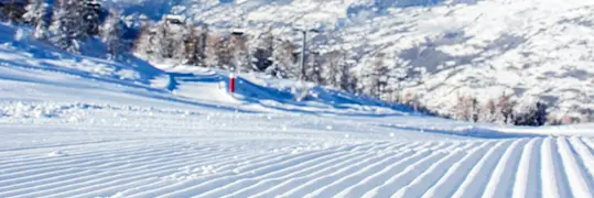 Piste de ski enneigée