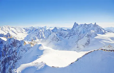 un paysage de montagnes enneigées