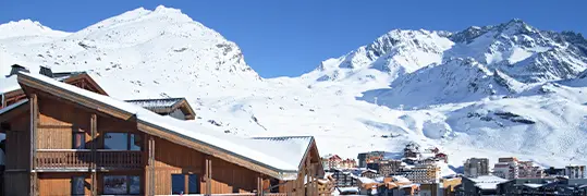 Vue sur la station de Val Thorens avec en fond un paysage montagneux enneigé