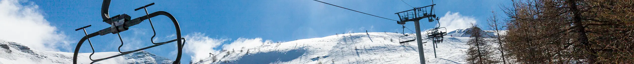 Remontée mécanique dans les montagnes enneigées