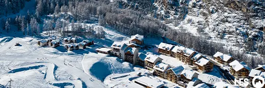 Vue aérienne de la station de ski sous la neige