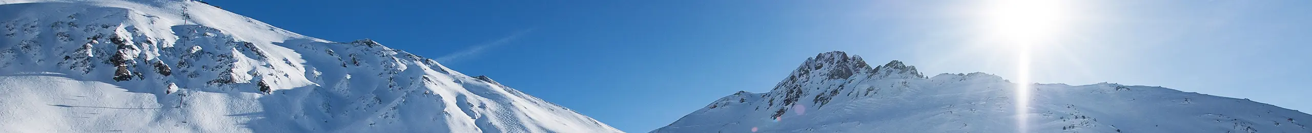 paysage de montagnes enneigées de jour