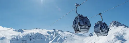 Les télécabines de la station de ski qui traversent les montagnes enneigées