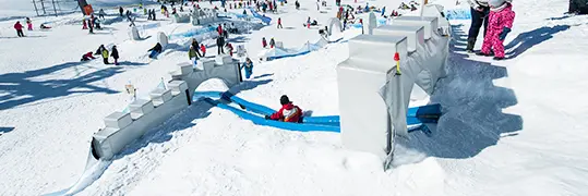 Des enfants qui s'amusent à la montagne