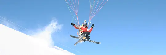 Une personne qui pratique un sport extrême à la montagne