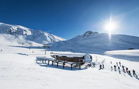 traineau sur la neige avec un fond de montagnes enneigées