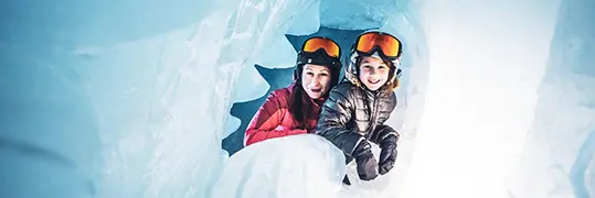 Des enfants s'amusent dans la neige