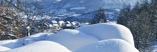 Vue du haut d'une montagne sur un village enneigé
