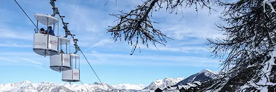 Des remontées mécaniques pour gravir les montagnes enneigées