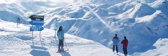 des personnes au milieu des montagnes enneigées