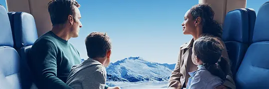 Une famille qui profite de la vue sur un paysage montagneux et enneigé