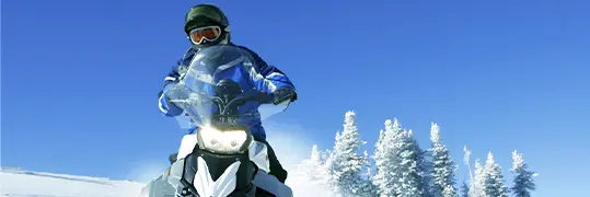 Une personne qui fait de la motoski