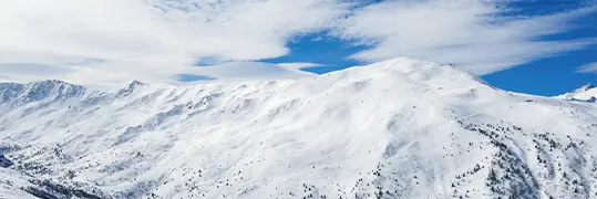 Vue sur un paysage de montagnes enneigées