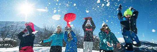 Des personnes s'amusent dans la neige
