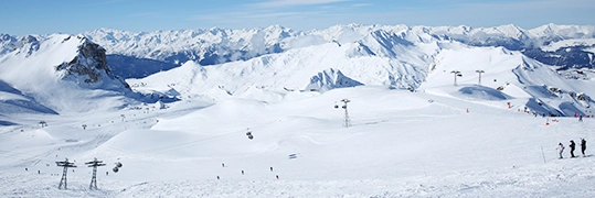 Vue sur les montagnes enneigées