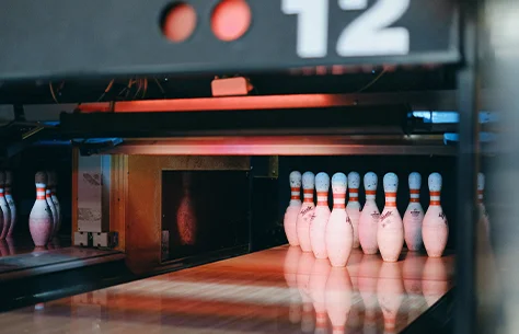 Piste de bowling avec des quilles