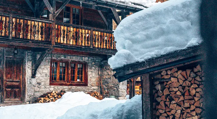 Chalet et abris à bois enneigés