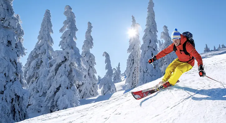Un homme dévale une piste de ski
