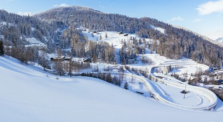 Vue sur une piste de bobsleigh dans les montagnes