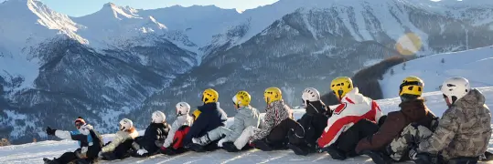 Des personnes qui font de la luge les uns derrière les autres