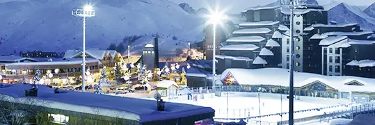 Une patinoire au milieu de la station de ski