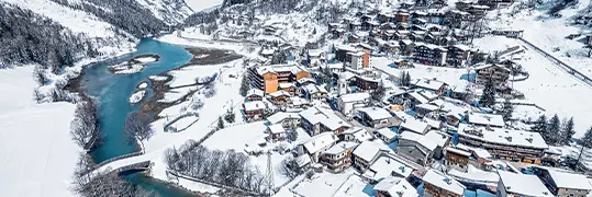 Vue aérienne de la station de Tignes sous la neige