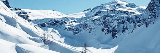 Vue sur les montagnes enneigées