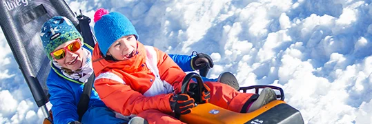 Des enfants qui s'amusent dans la neige