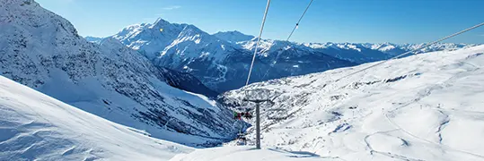 Remontée mécanique à travers les montagnes enneigées