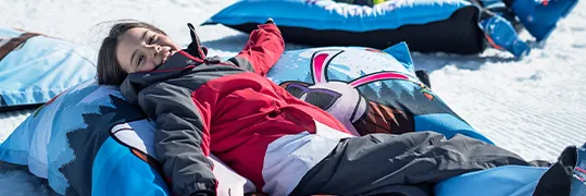 Une personne qui détend au ski dans la station