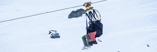 Remontée mécanique à travers les montagnes enneigées
