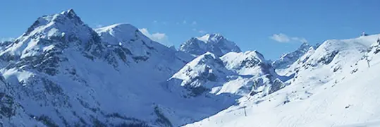 Paysage de montagnes enneigées