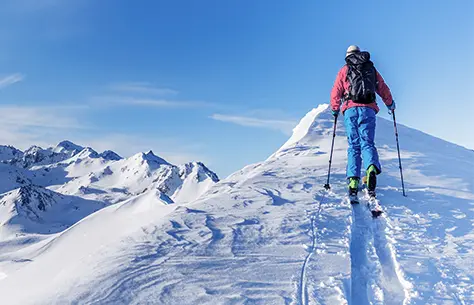 Une personne qui fait du ski de fond