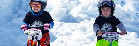 Des enfants qui s'amusent dans la neige