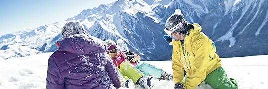 Des personnes qui s'amusent dans la neige à la montagne